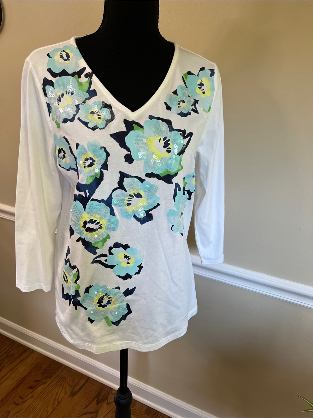 Chico’s White V-Neck Floral Sequin Women’s Top
